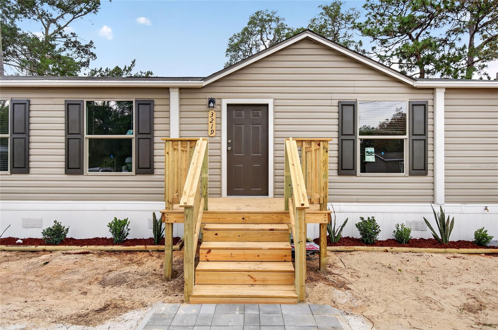 Listing photo id 0 for 3219 Welsh Street