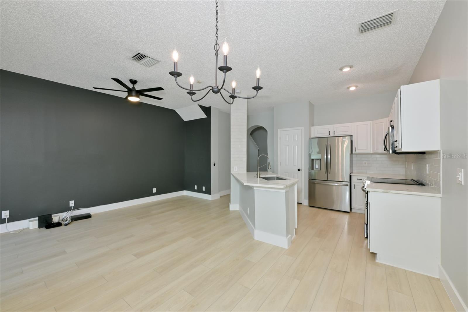 Image 10 of 42 For 671 Vallance Way Ne