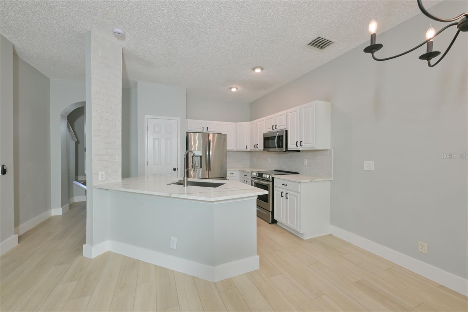 Image 11 of 42 For 671 Vallance Way Ne