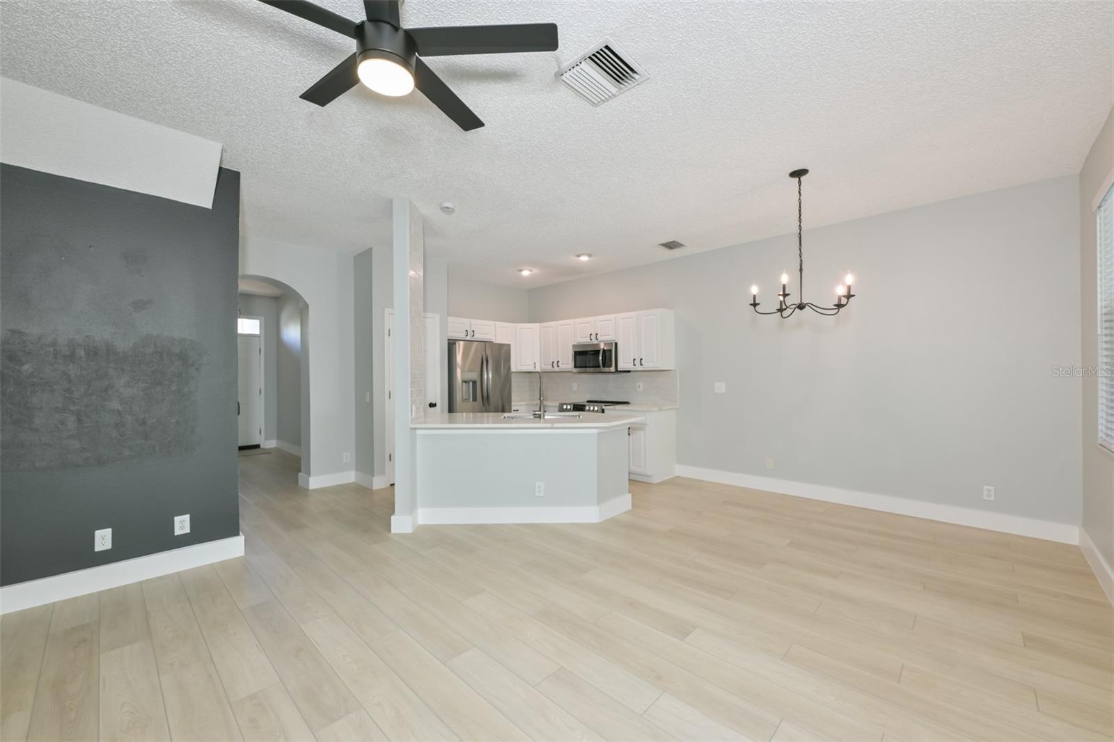 Image 12 of 42 For 671 Vallance Way Ne