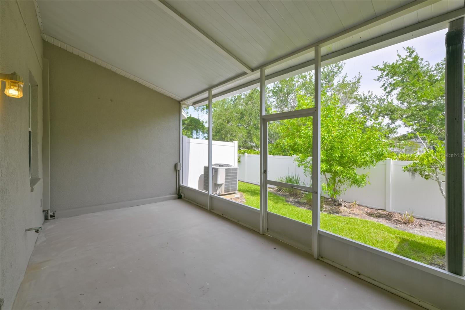 Image 14 of 42 For 671 Vallance Way Ne