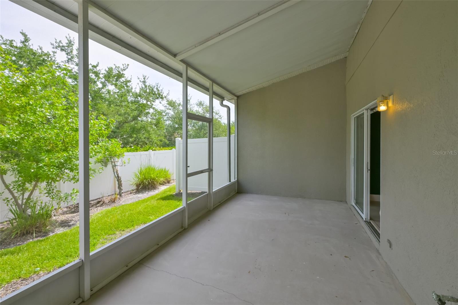 Image 15 of 42 For 671 Vallance Way Ne