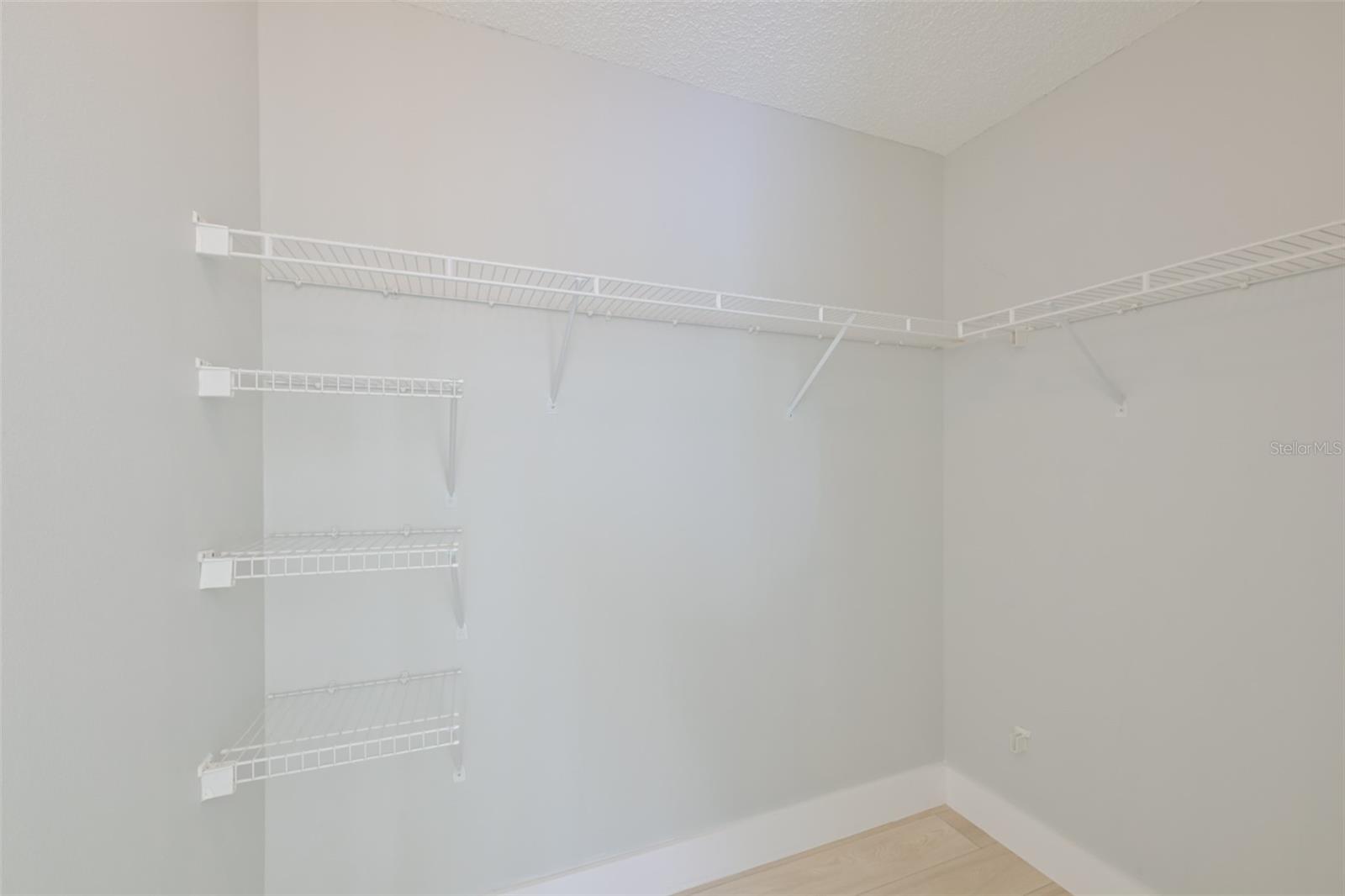 Image 16 of 42 For 671 Vallance Way Ne