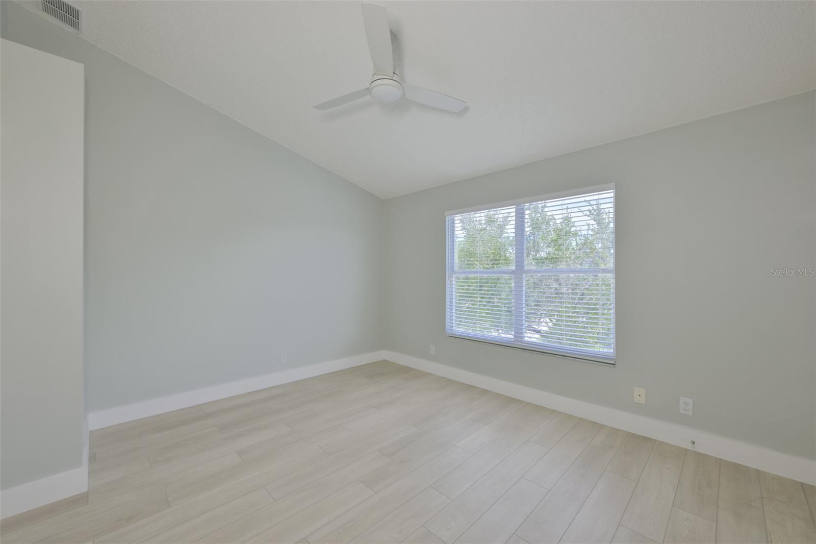 Image 17 of 42 For 671 Vallance Way Ne