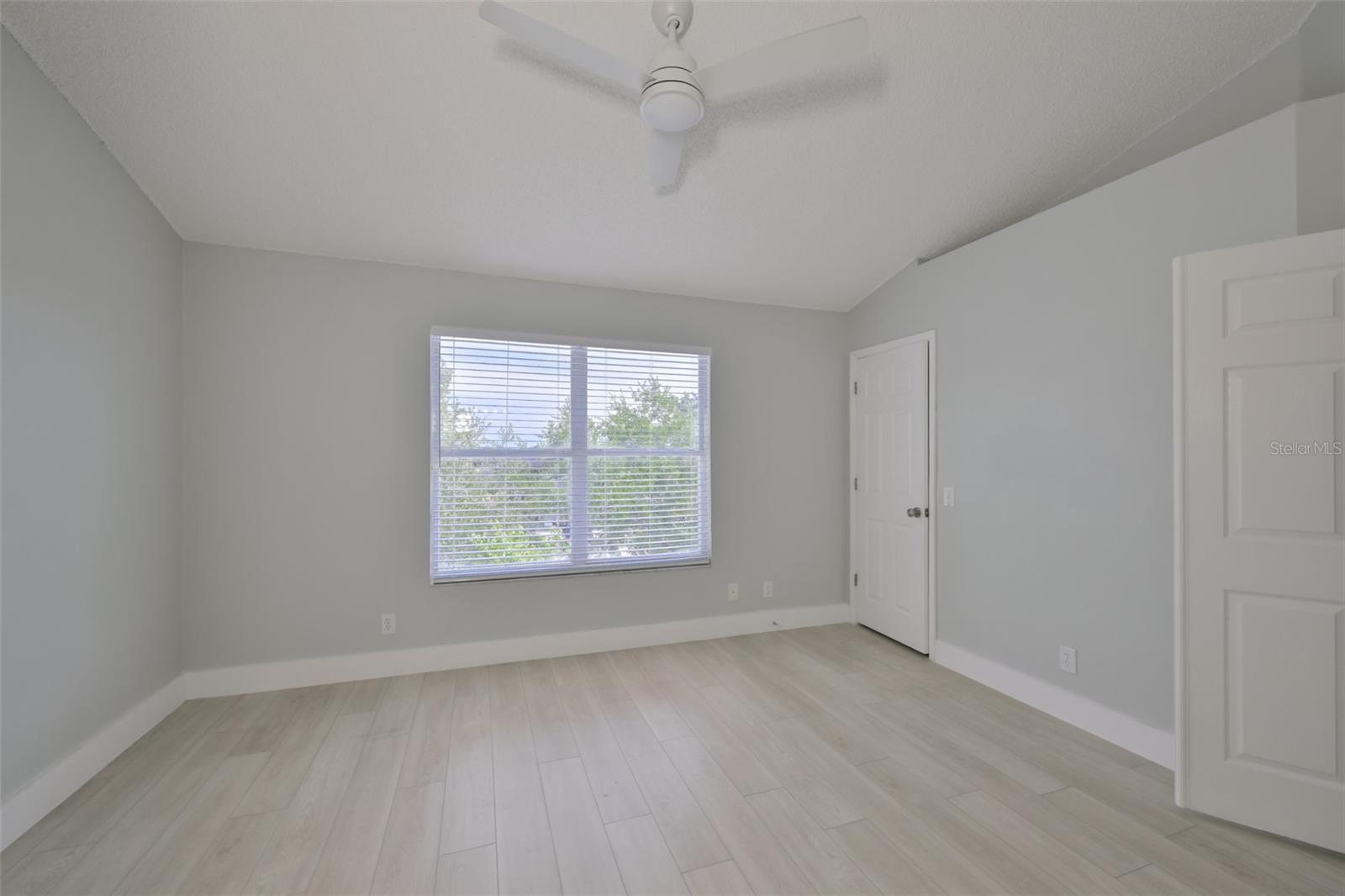 Image 18 of 42 For 671 Vallance Way Ne