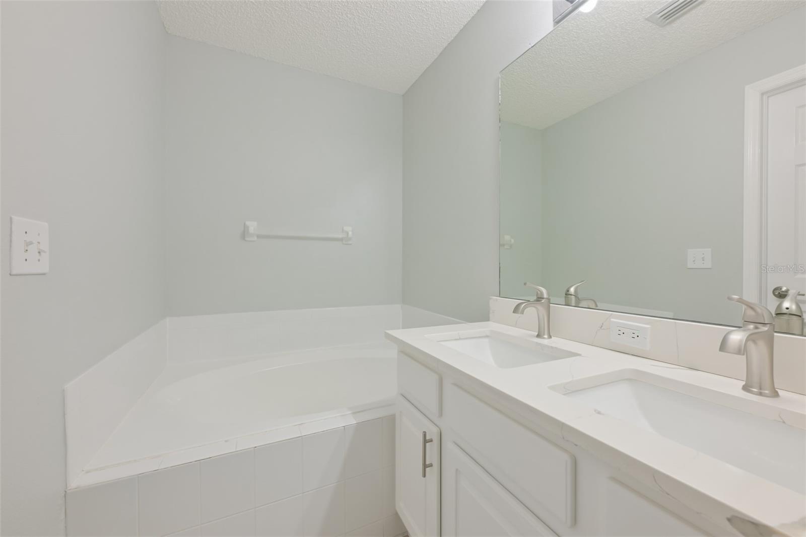 Image 21 of 42 For 671 Vallance Way Ne