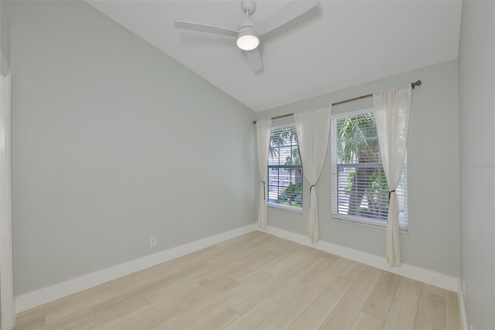 Image 29 of 42 For 671 Vallance Way Ne