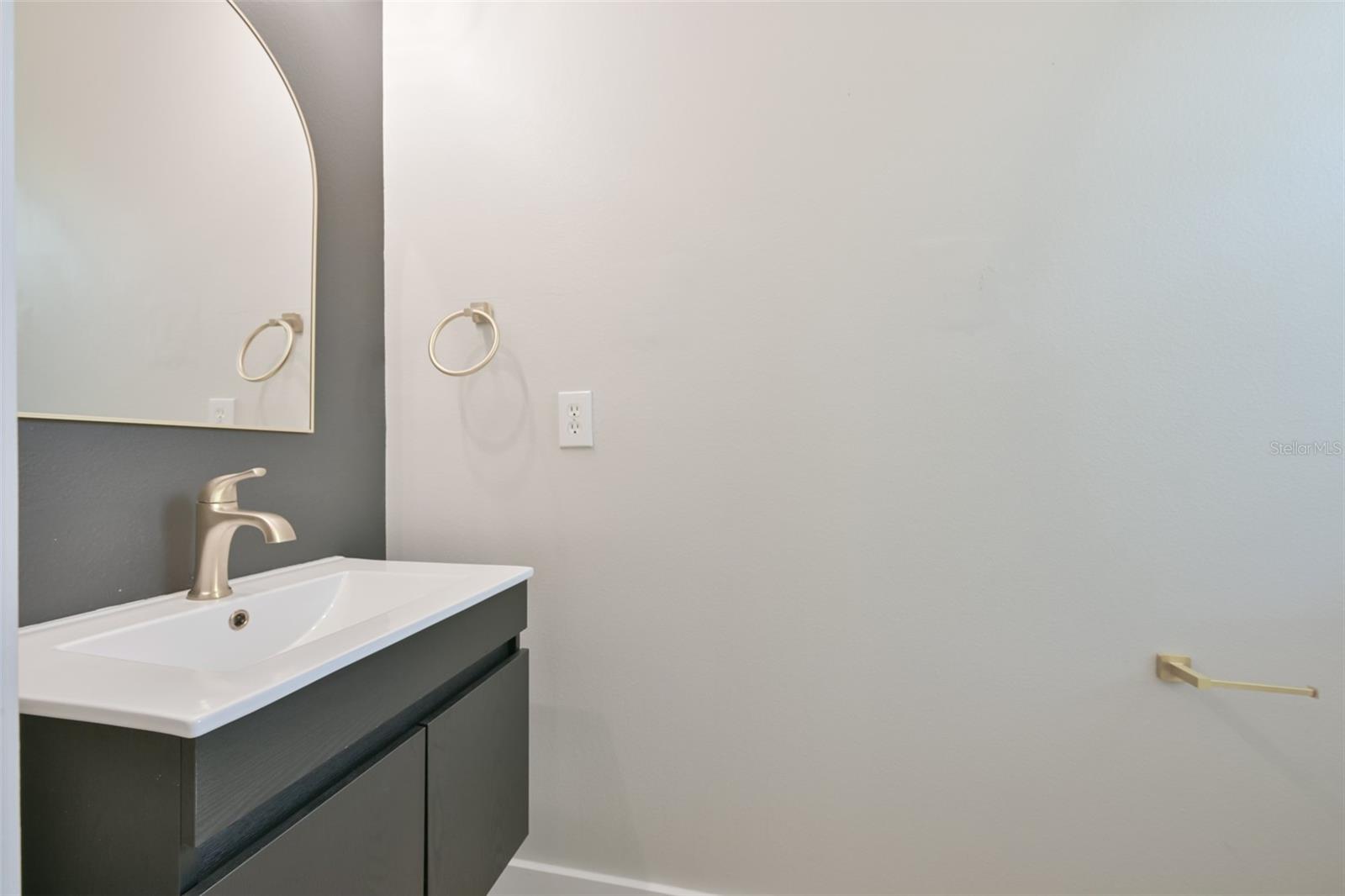 Image 4 of 42 For 671 Vallance Way Ne