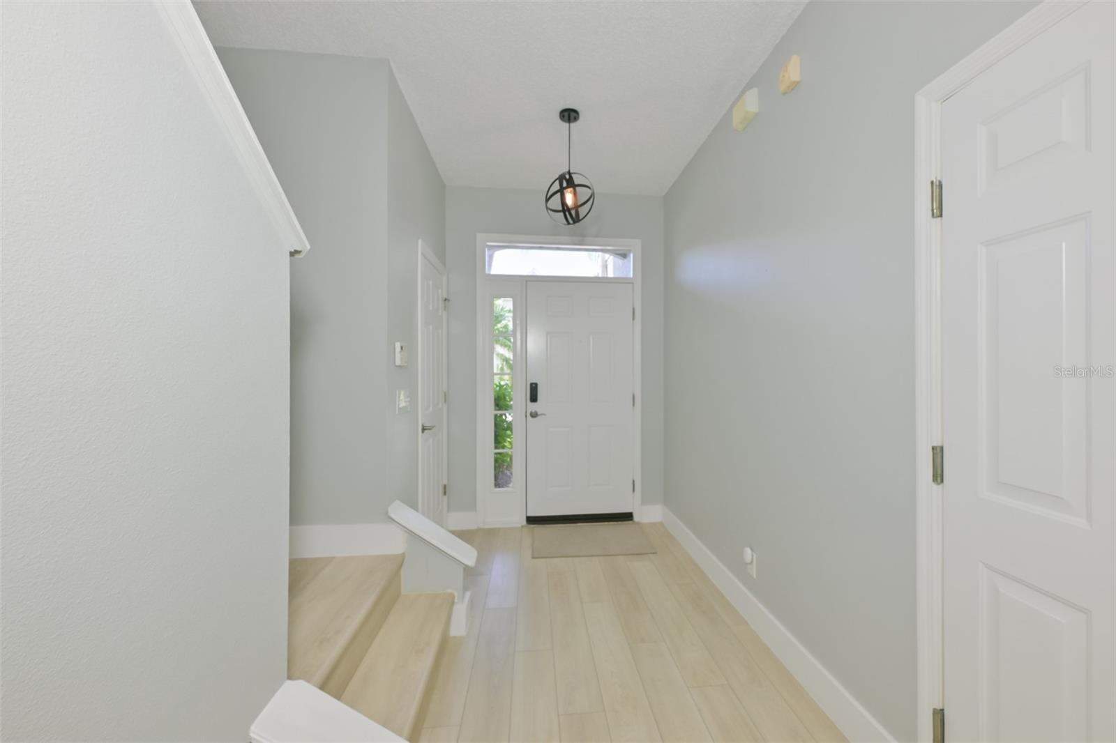 Image 5 of 42 For 671 Vallance Way Ne