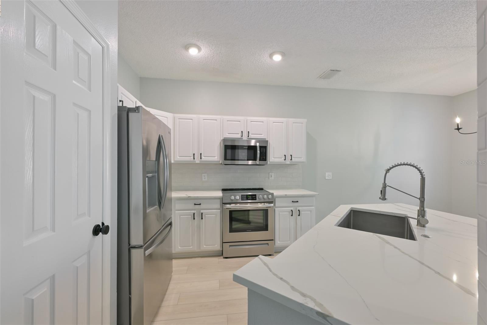 Image 7 of 42 For 671 Vallance Way Ne