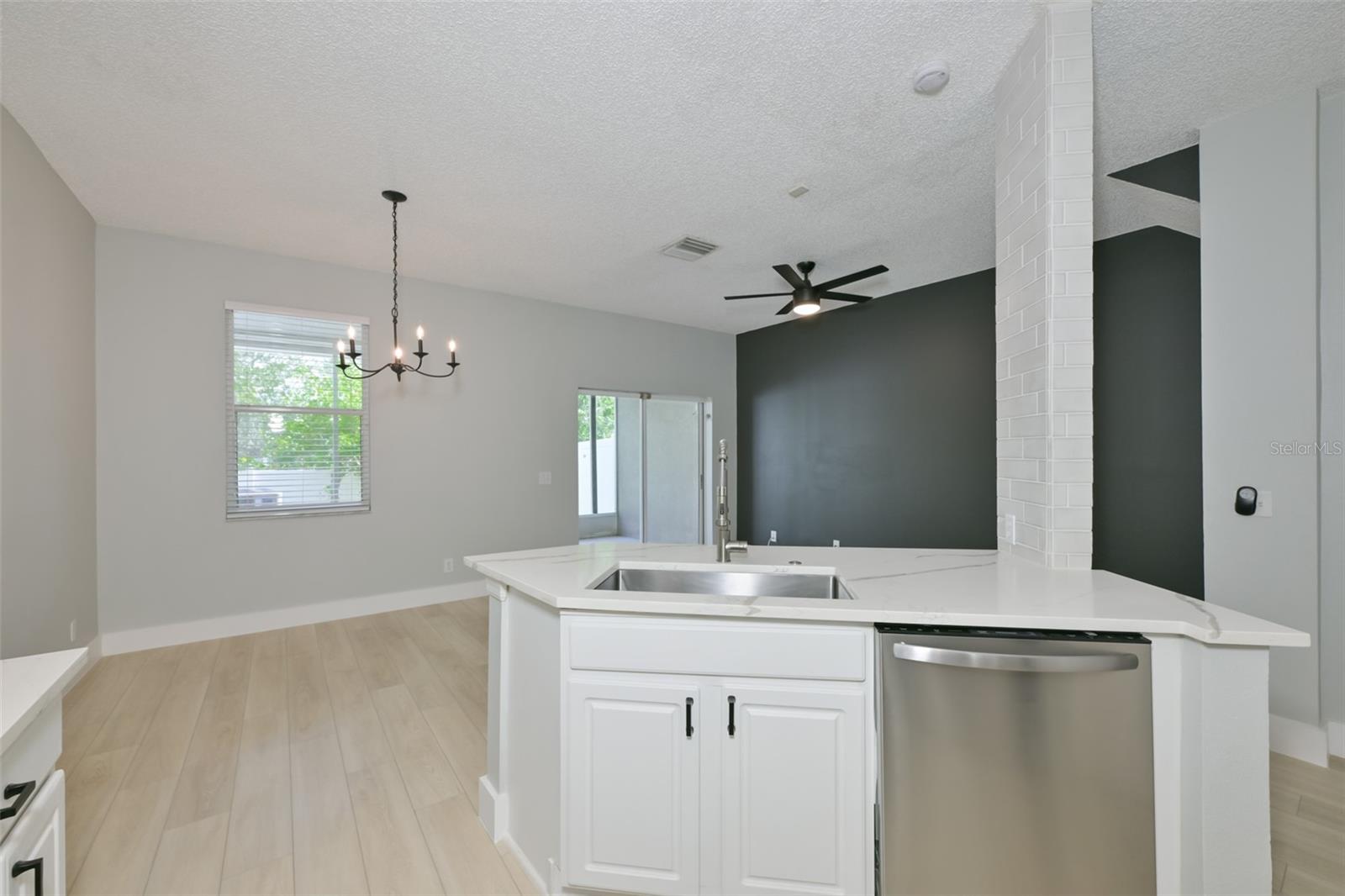 Image 9 of 42 For 671 Vallance Way Ne