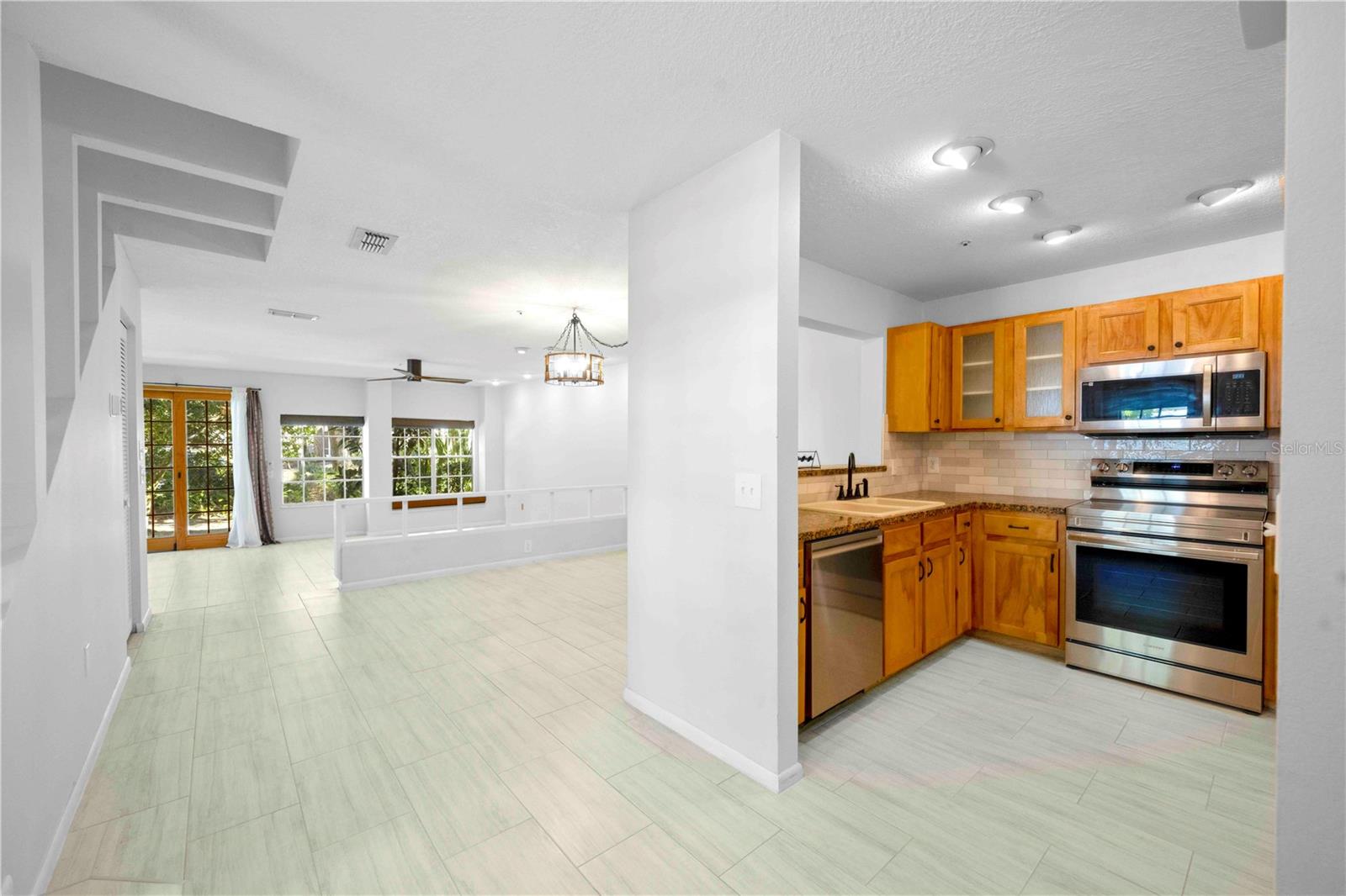 Image 31 of 49 For 641 Maple Oak. Circle 101