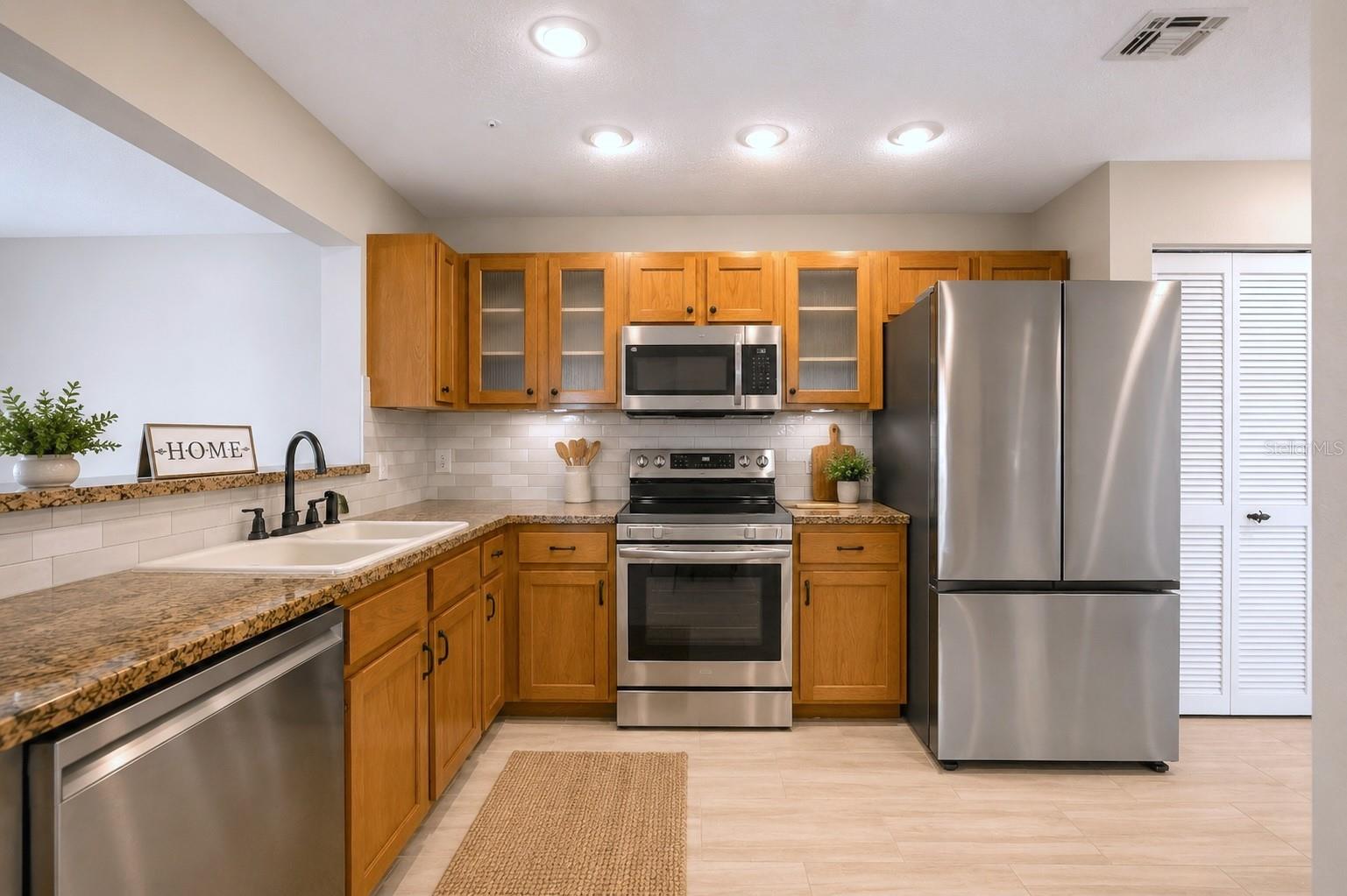 Image 4 of 49 For 641 Maple Oak. Circle 101