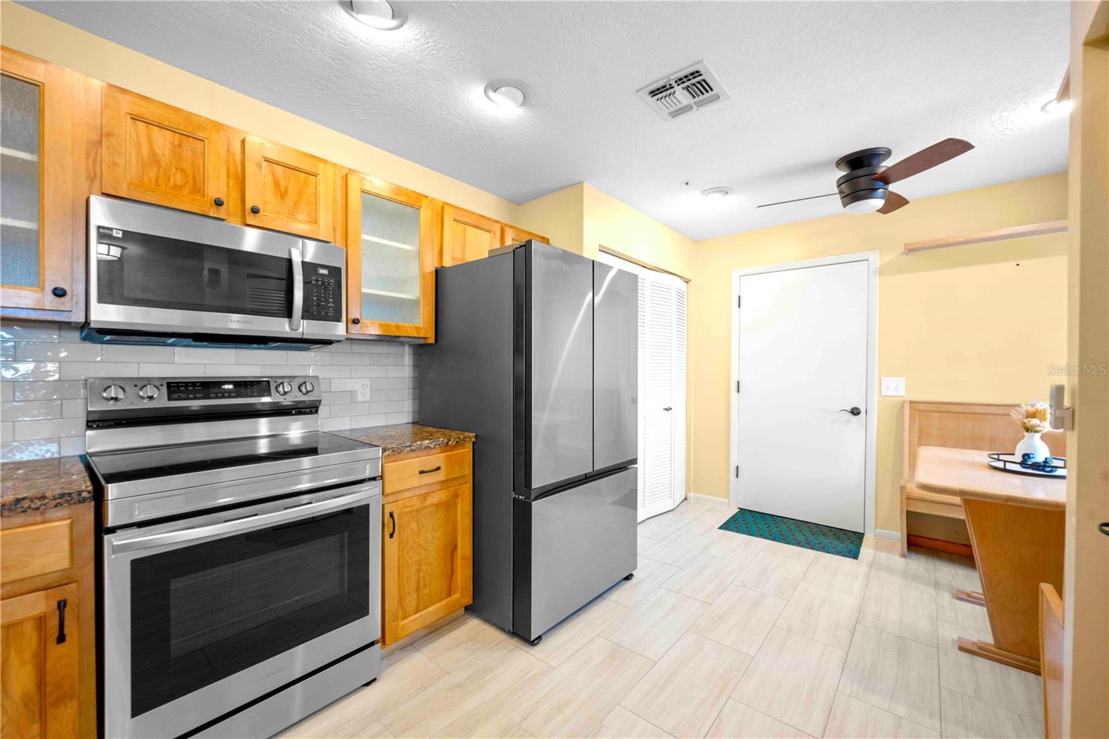 Image 42 of 49 For 641 Maple Oak. Circle 101