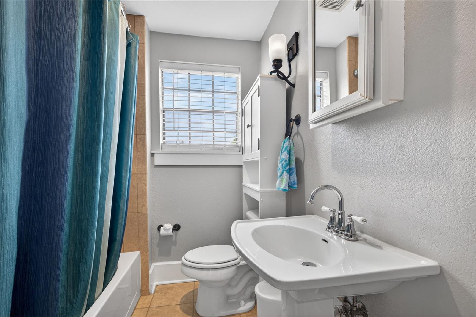 Image 22 of 34 For 210 22nd Avenue Ne 12