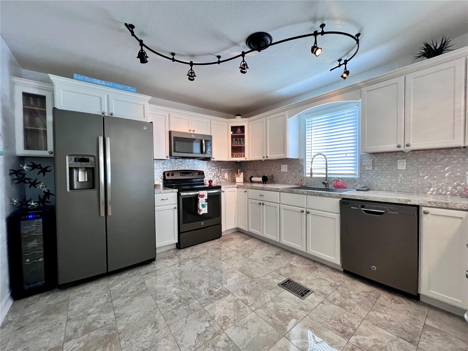 Image 16 of 98 For 1100 Belcher Road S 686