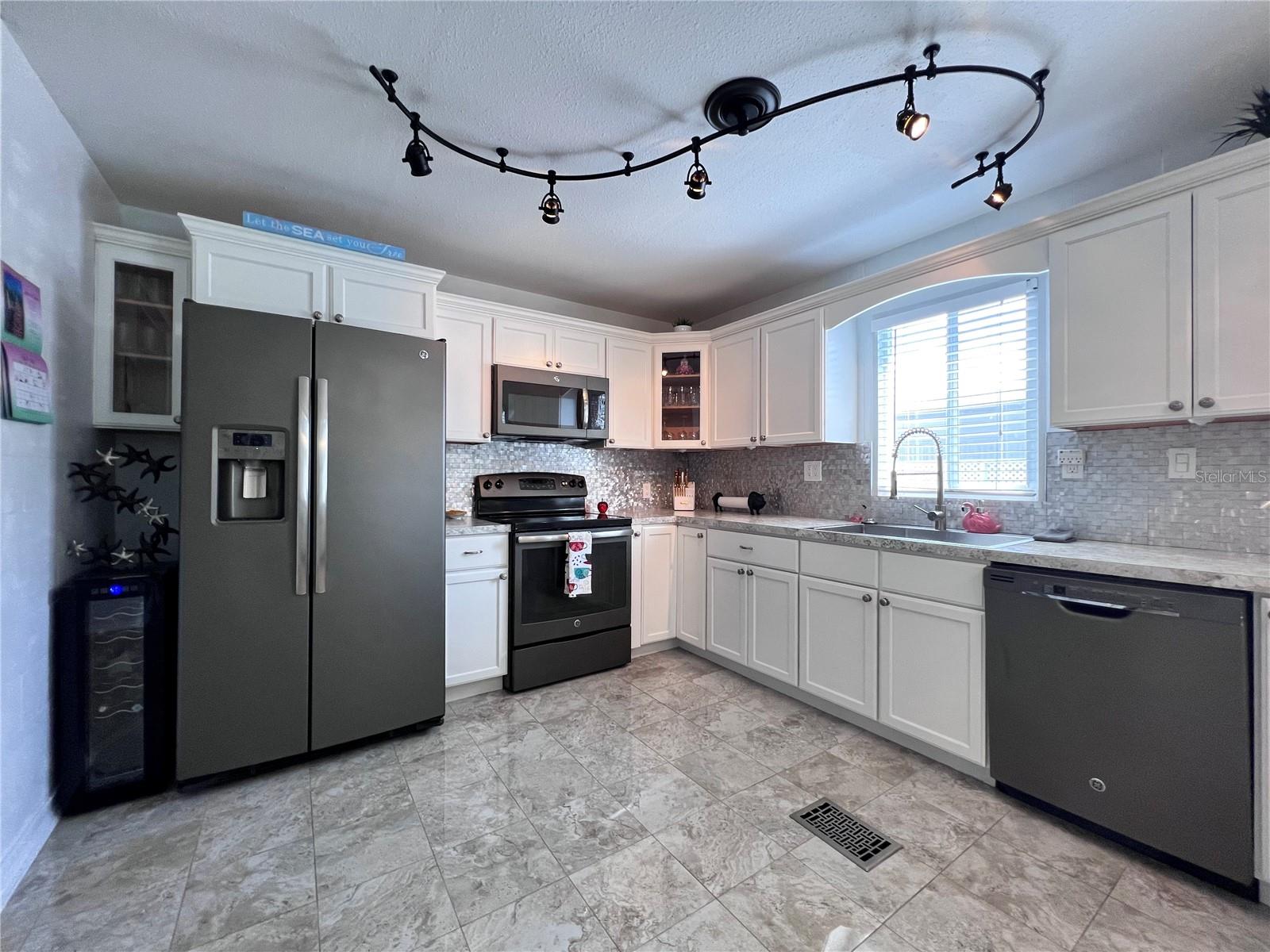 Image 6 of 98 For 1100 Belcher Road S 686