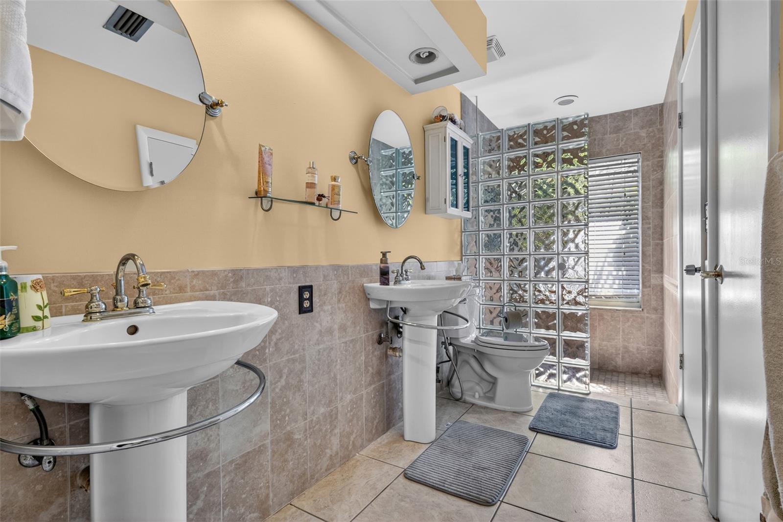 Image 16 of 25 For 11310 Linarbor Place