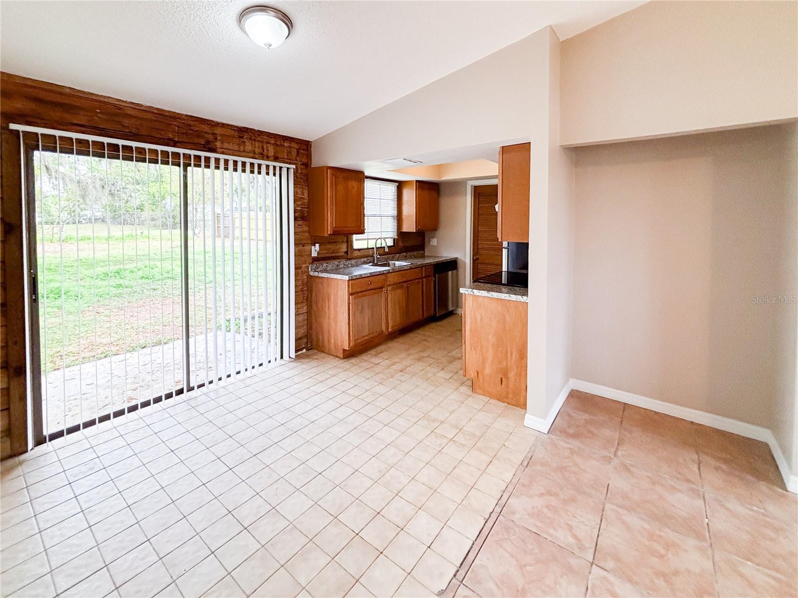 Image 3 of 14 For 610 King Henry Court