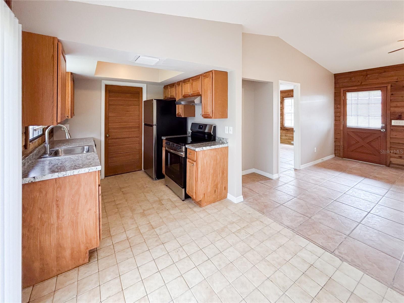 Image 5 of 14 For 610 King Henry Court