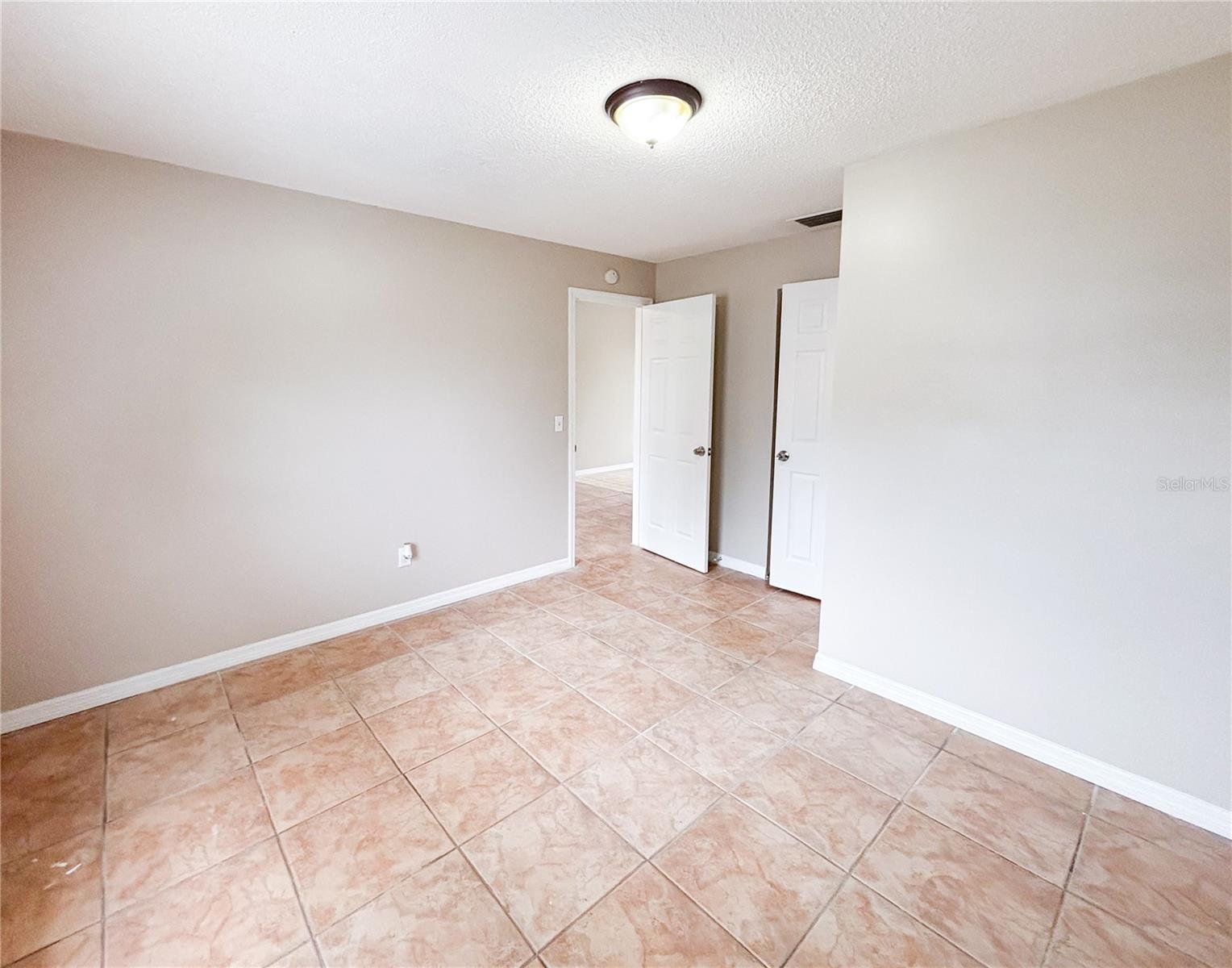 Image 6 of 14 For 610 King Henry Court
