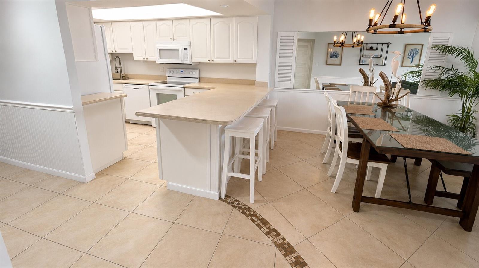 Image 8 of 11 For 7520 Ridgewood Avenue 809