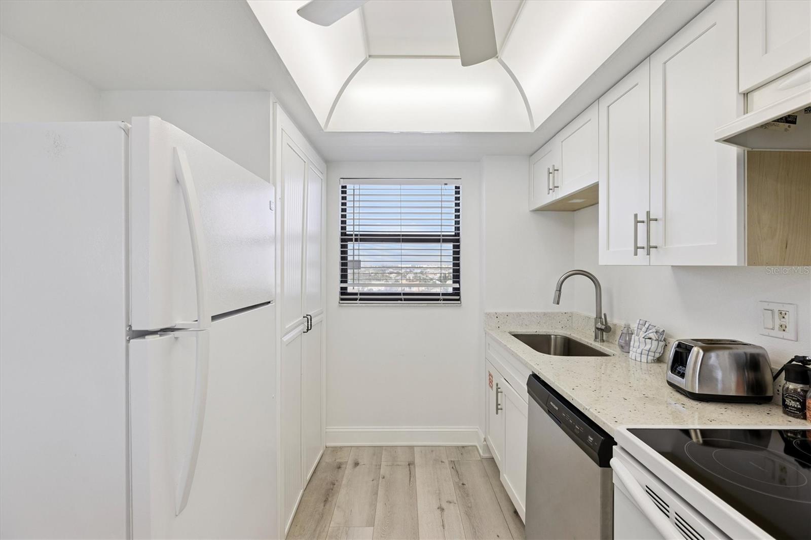 Image 11 of 19 For 7520 Ridgewood Avenue 906