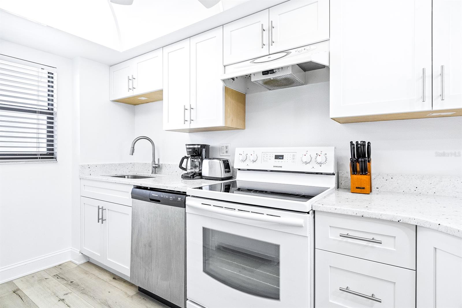 Image 13 of 19 For 7520 Ridgewood Avenue 906