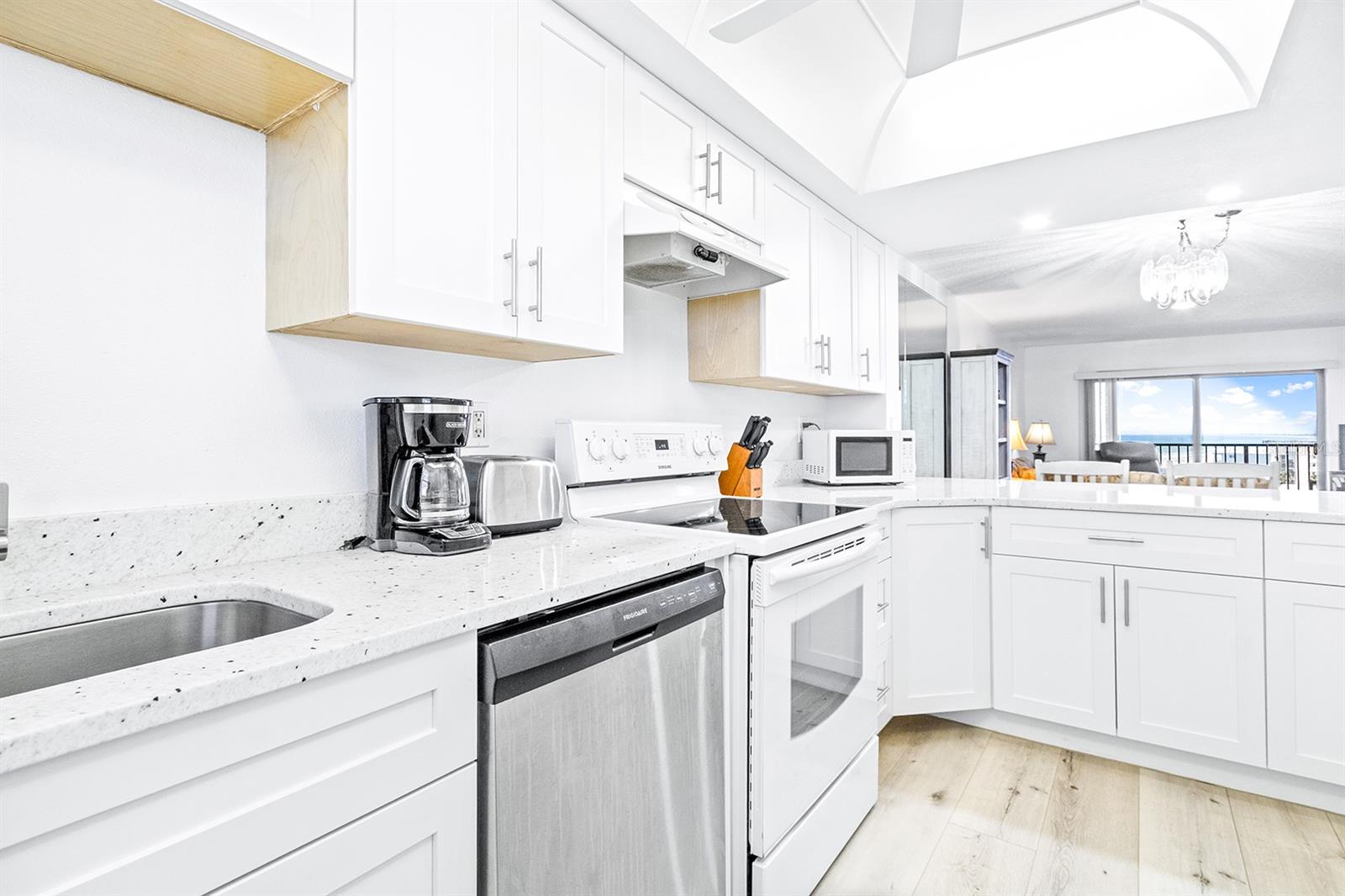 Image 15 of 19 For 7520 Ridgewood Avenue 906