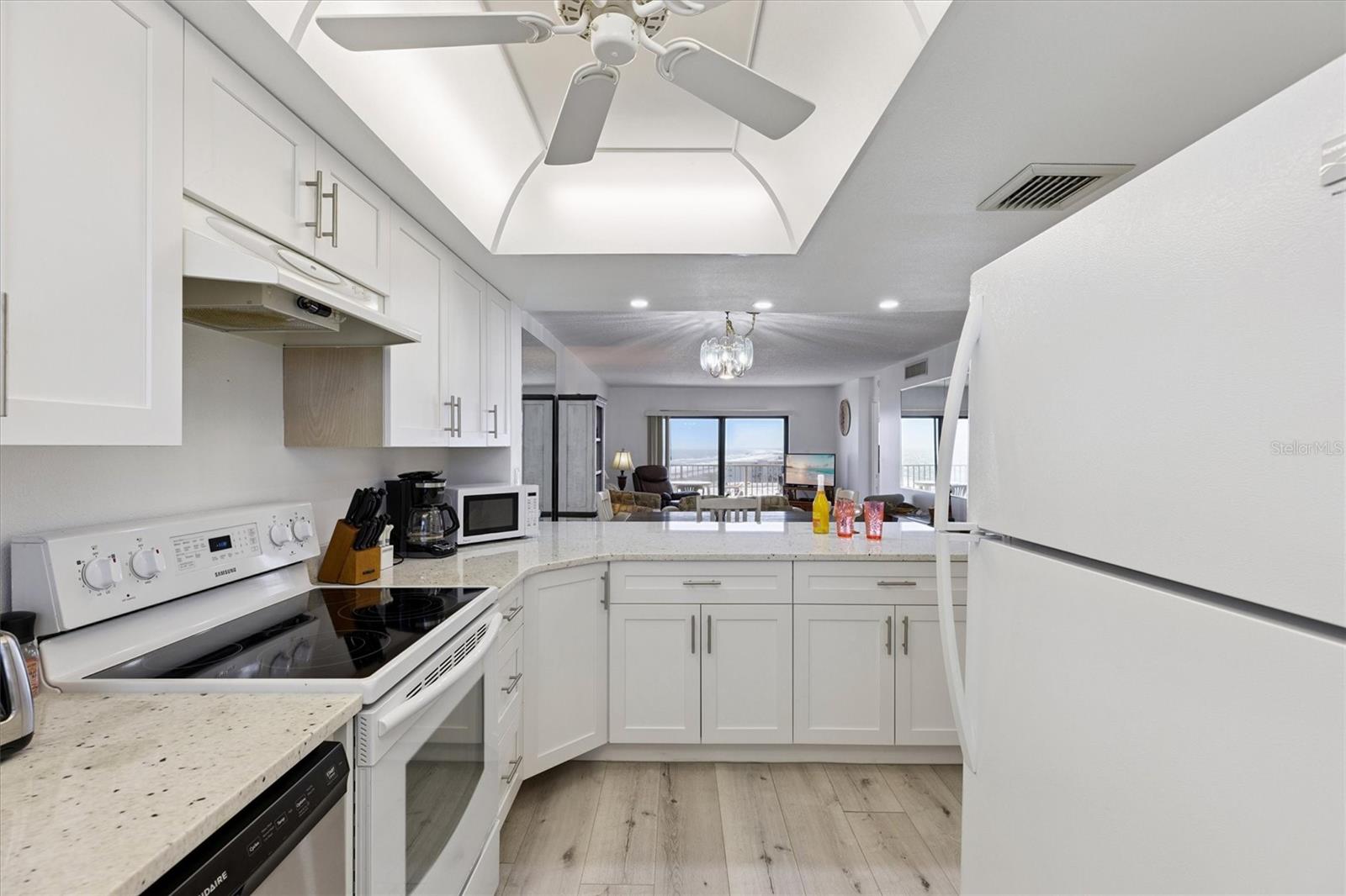 Image 2 of 19 For 7520 Ridgewood Avenue 906