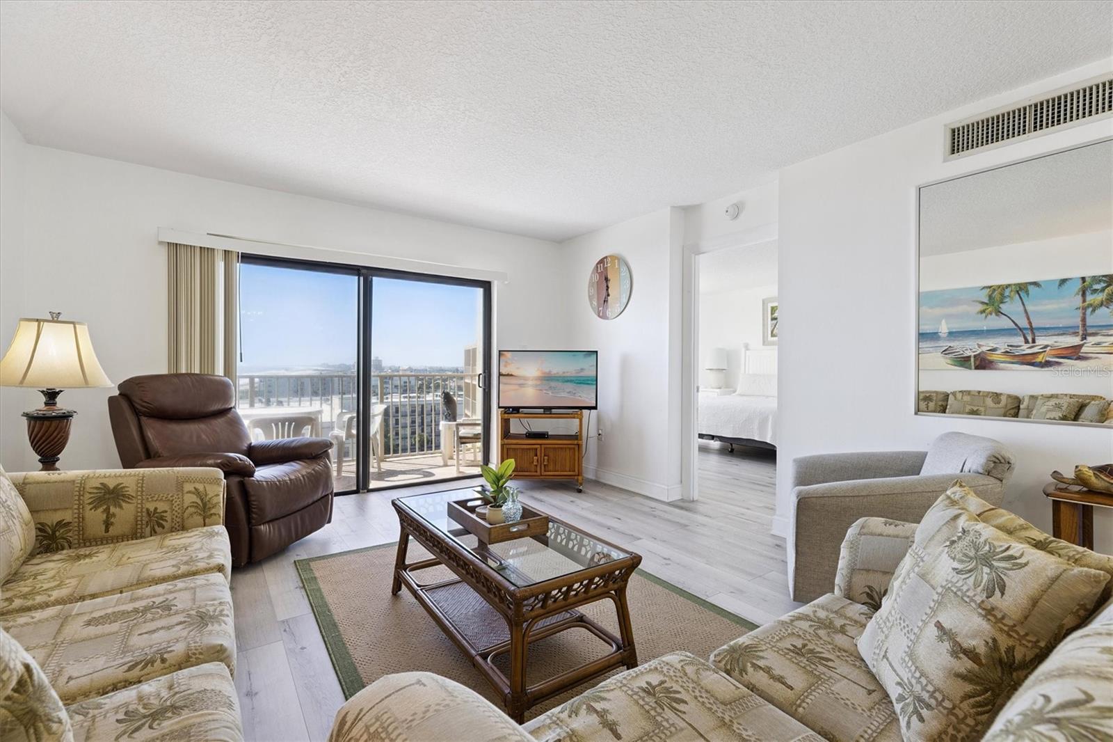 Image 5 of 19 For 7520 Ridgewood Avenue 906