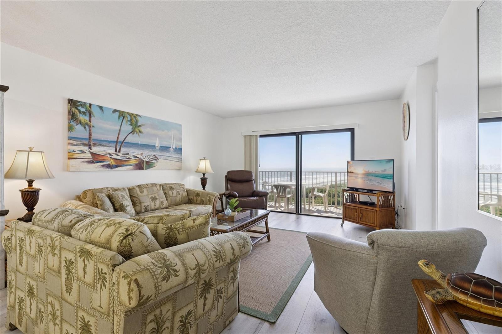 Image 6 of 19 For 7520 Ridgewood Avenue 906