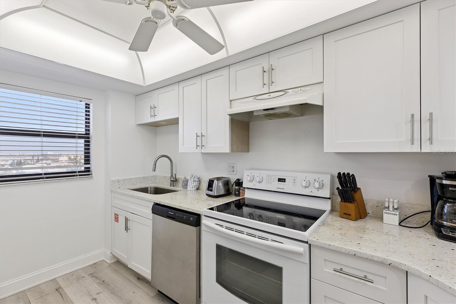 Image 7 of 19 For 7520 Ridgewood Avenue 906