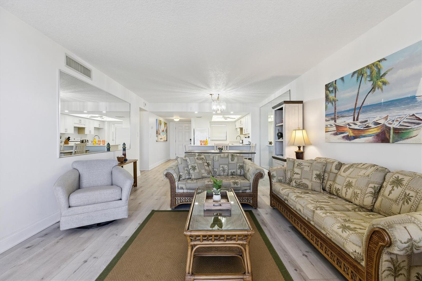 Image 8 of 19 For 7520 Ridgewood Avenue 906