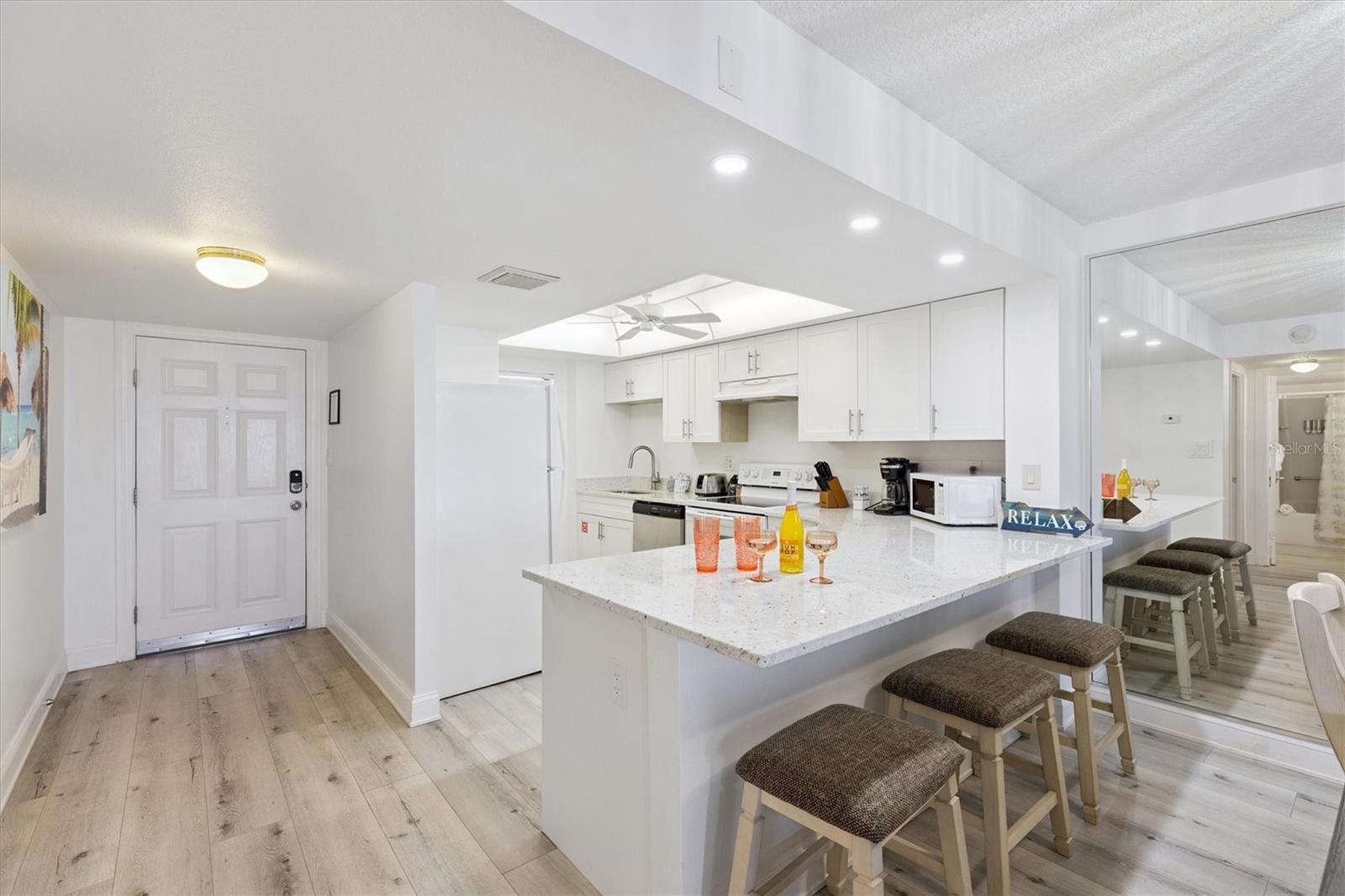 Image 9 of 19 For 7520 Ridgewood Avenue 906