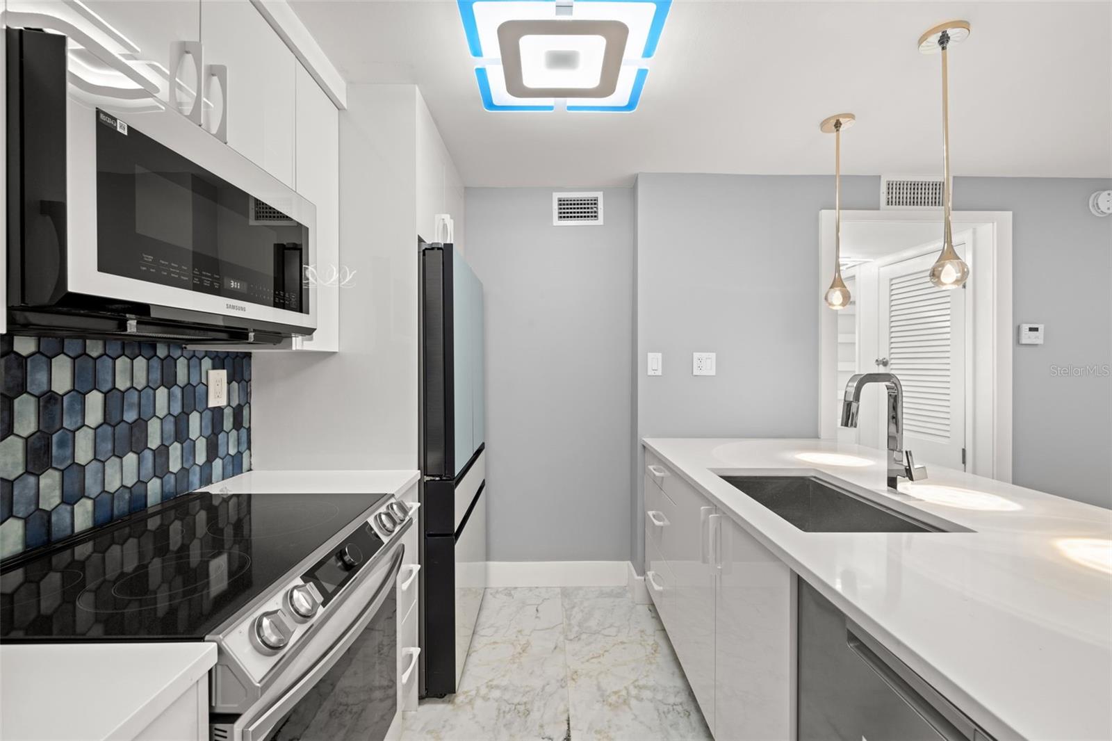 Image 3 of 36 For 106 Alameda Court 240