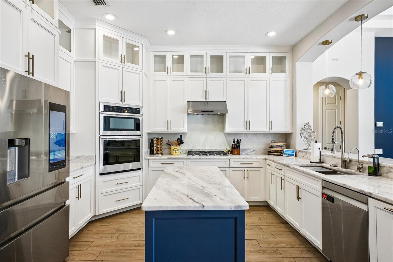 Listing photo id 1 for 9039 Waterash Lane
