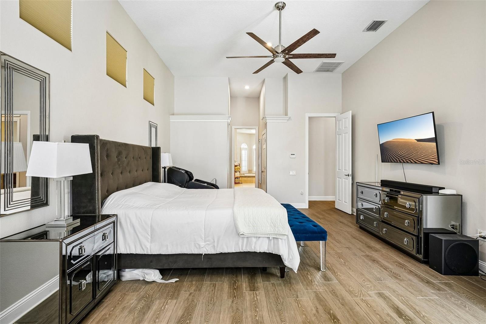 Listing photo id 40 for 9039 Waterash Lane