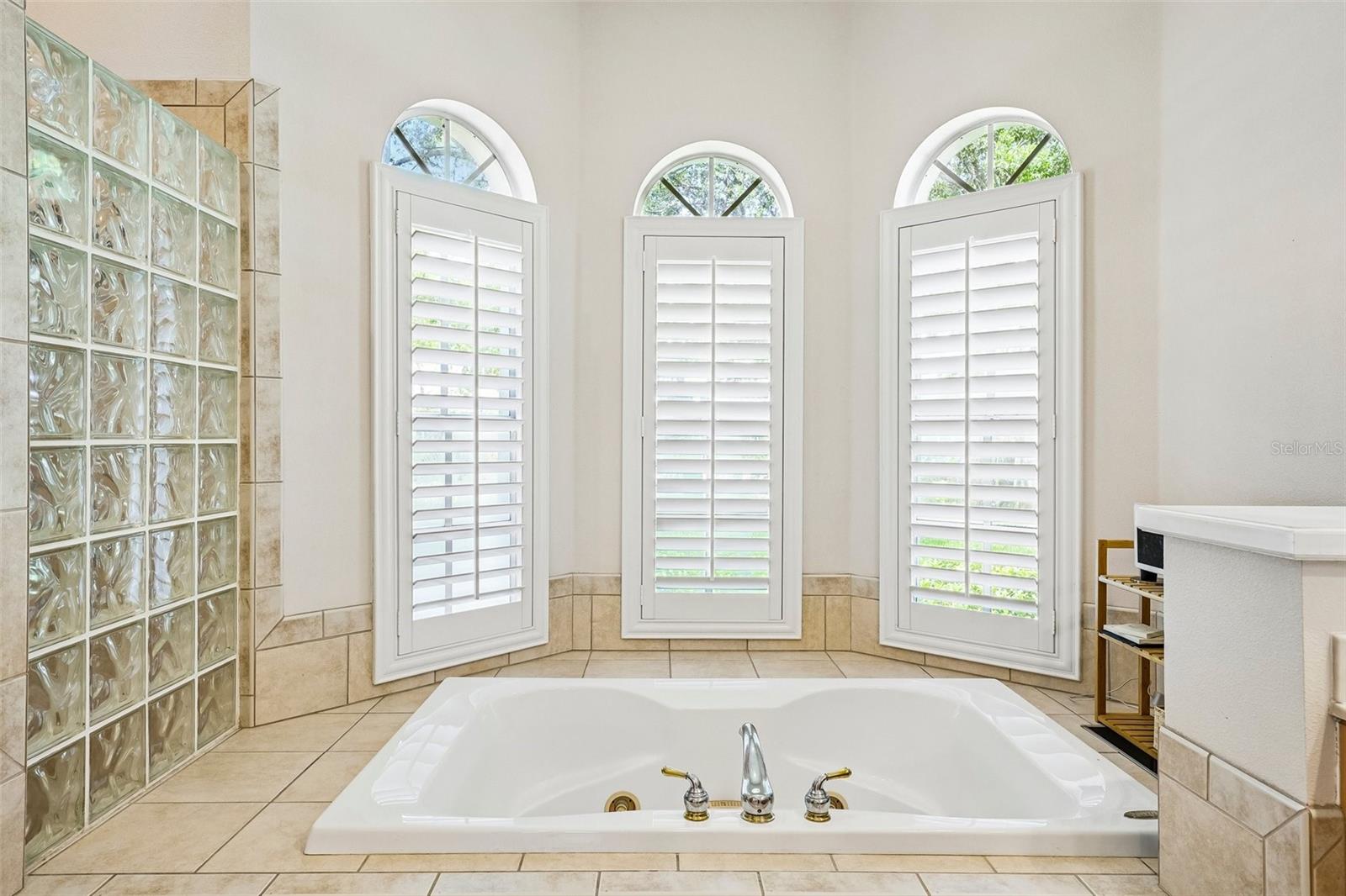 Listing photo id 48 for 9039 Waterash Lane