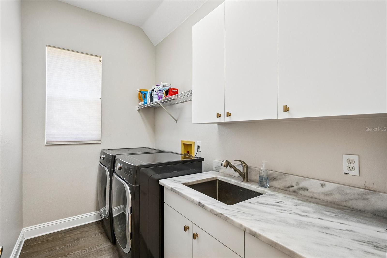 Listing photo id 72 for 9039 Waterash Lane