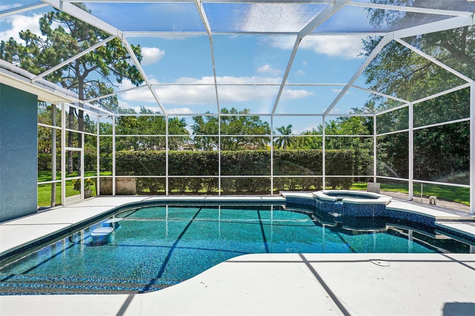 Listing photo id 77 for 9039 Waterash Lane
