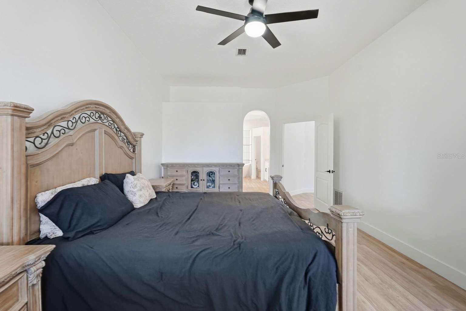 Listing photo id 11 for 6301 86th Avenue