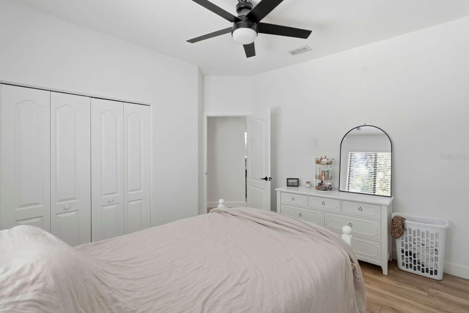 Listing photo id 23 for 6301 86th Avenue