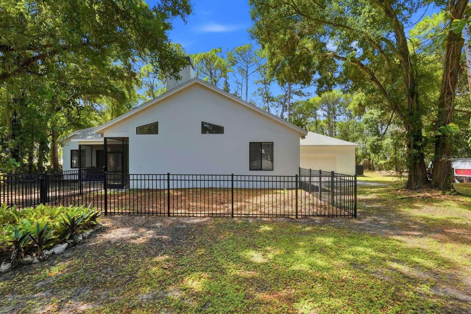 Listing photo id 31 for 6301 86th Avenue