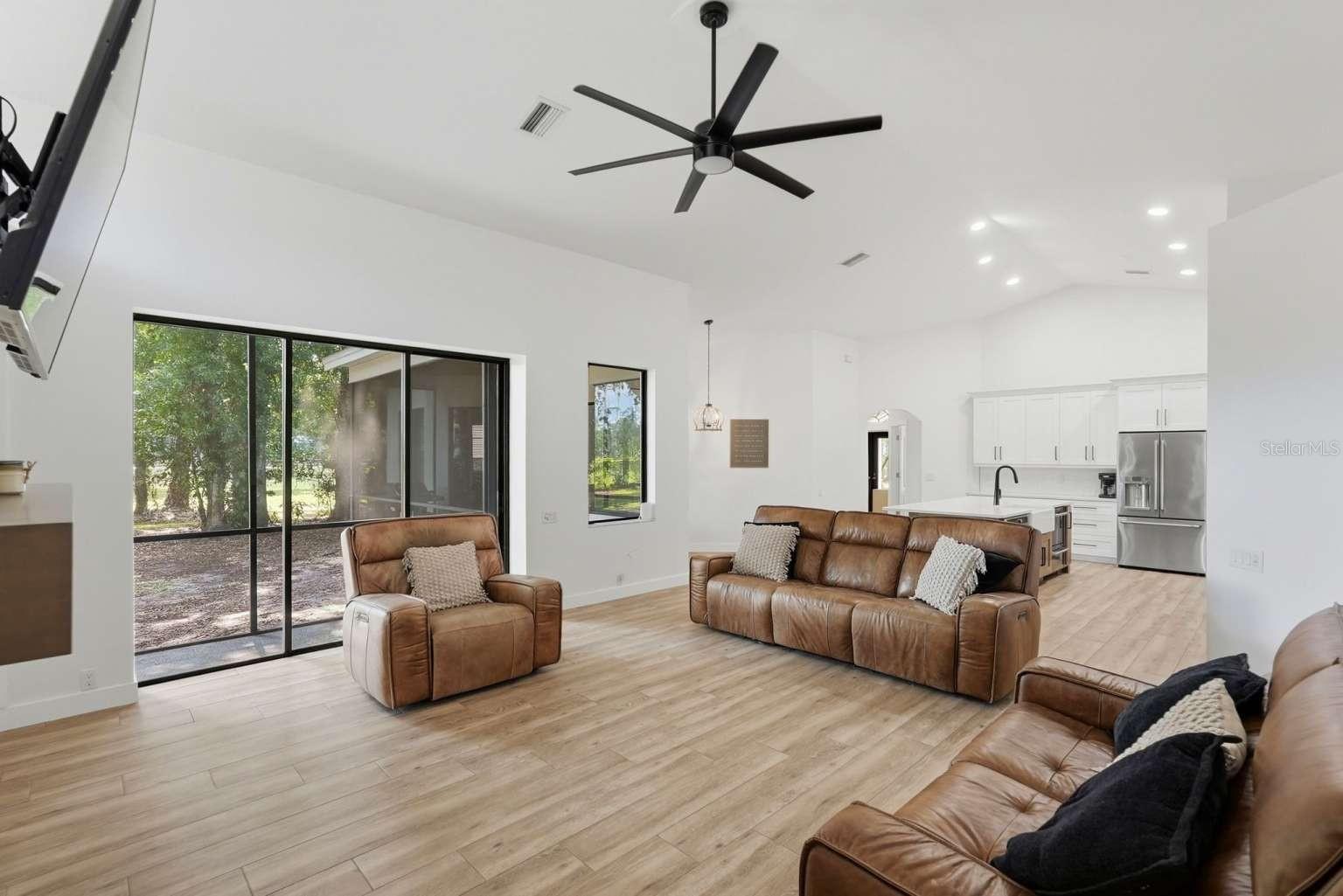 Listing photo id 5 for 6301 86th Avenue