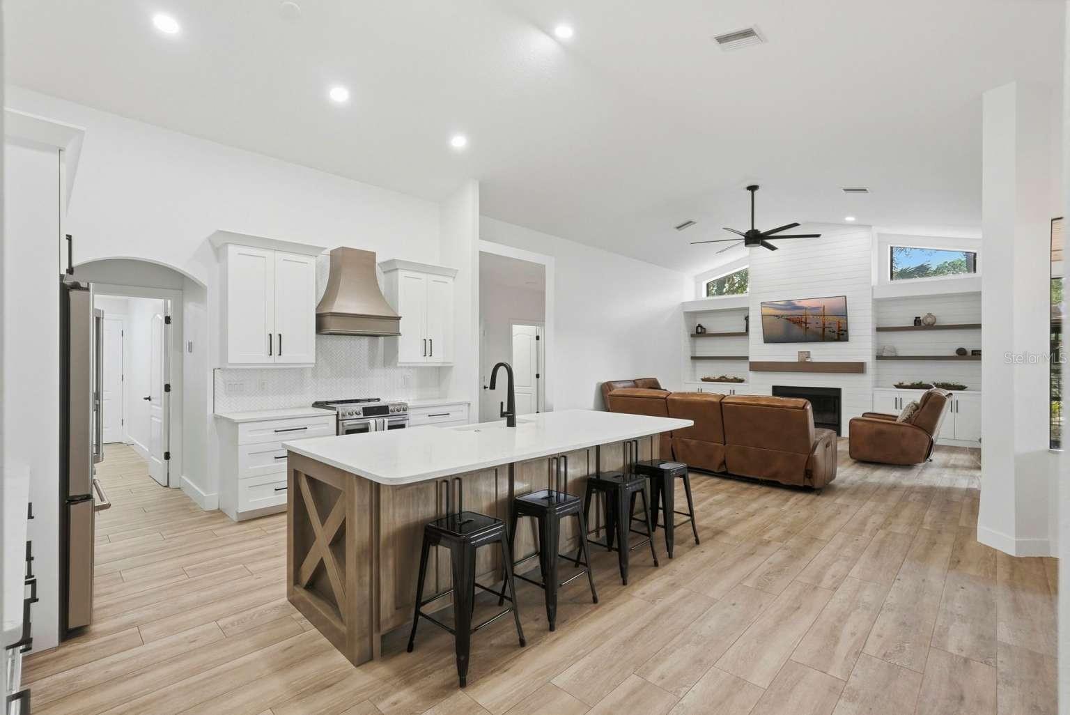 Listing photo id 7 for 6301 86th Avenue