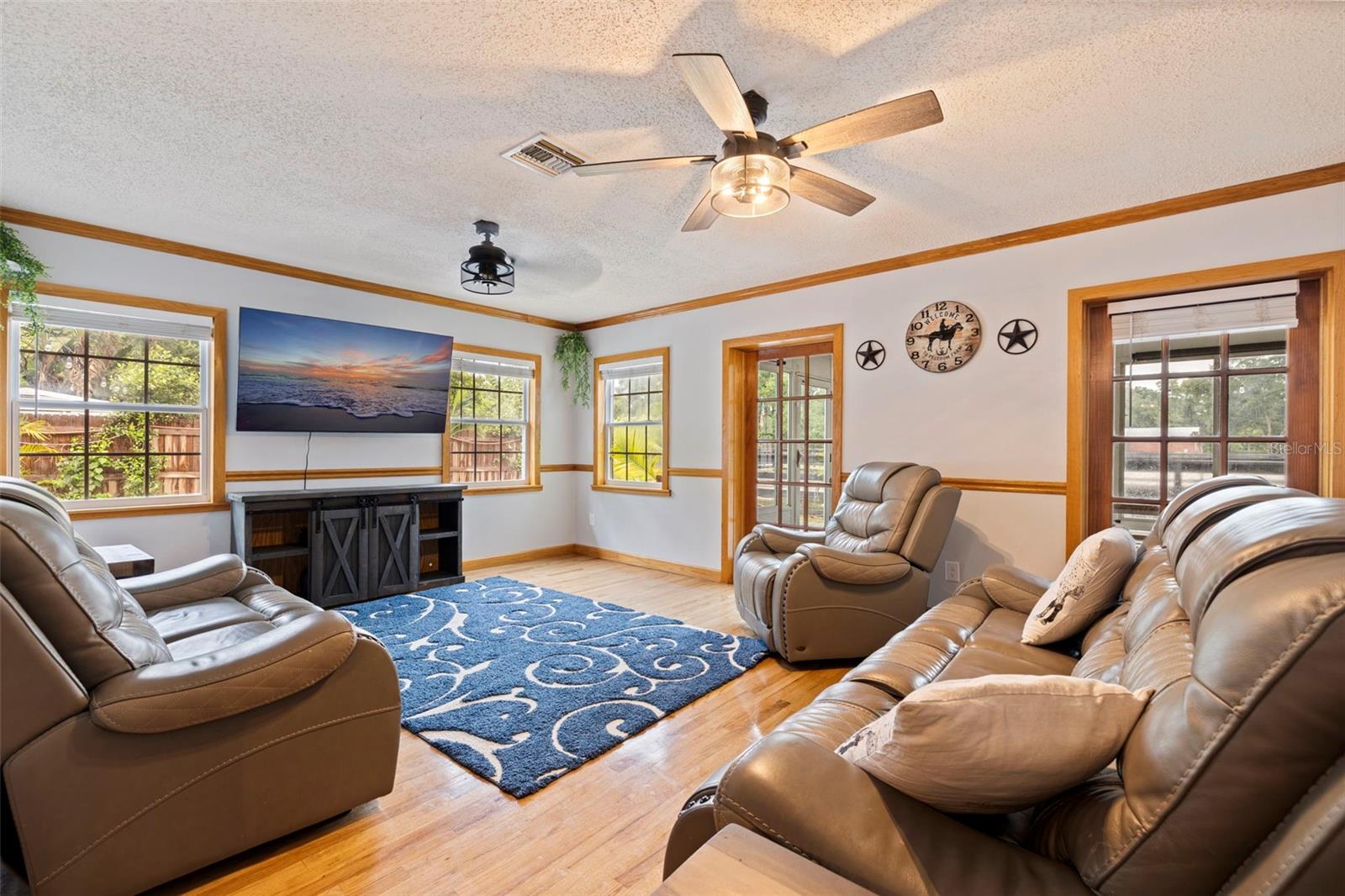 Listing photo id 24 for 8701 64th Street
