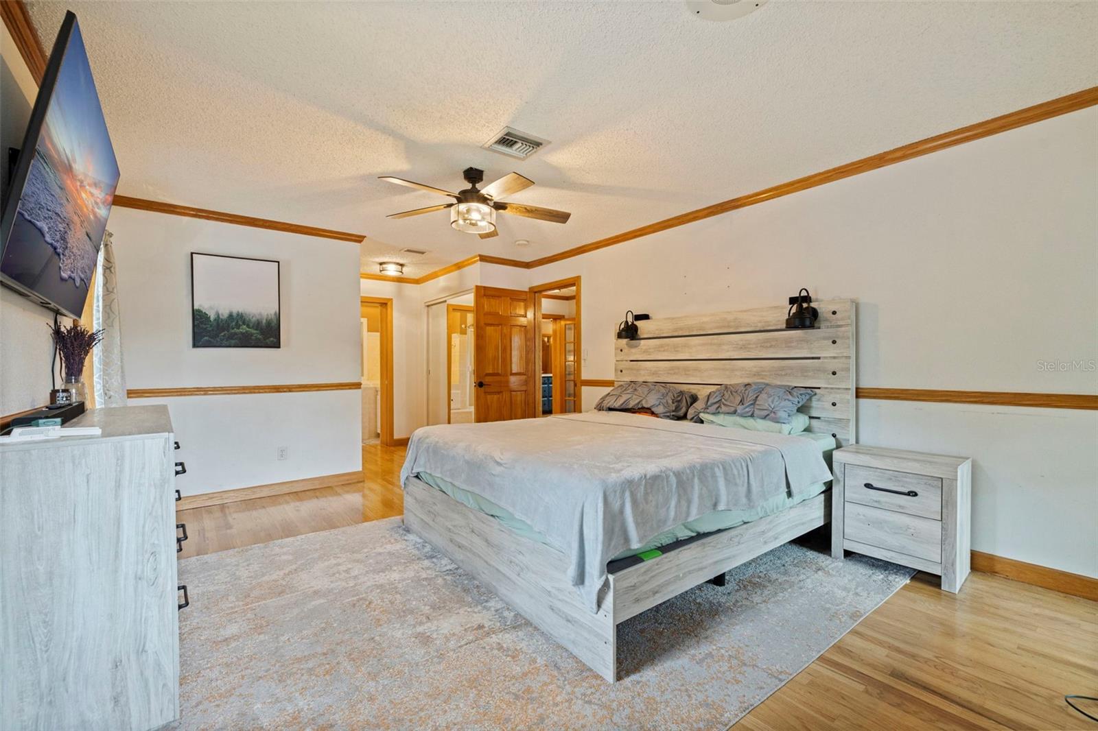 Listing photo id 28 for 8701 64th Street