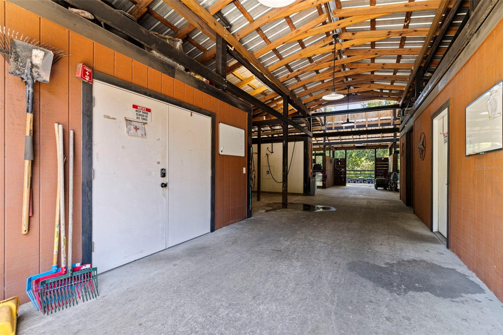 Listing photo id 91 for 8701 64th Street