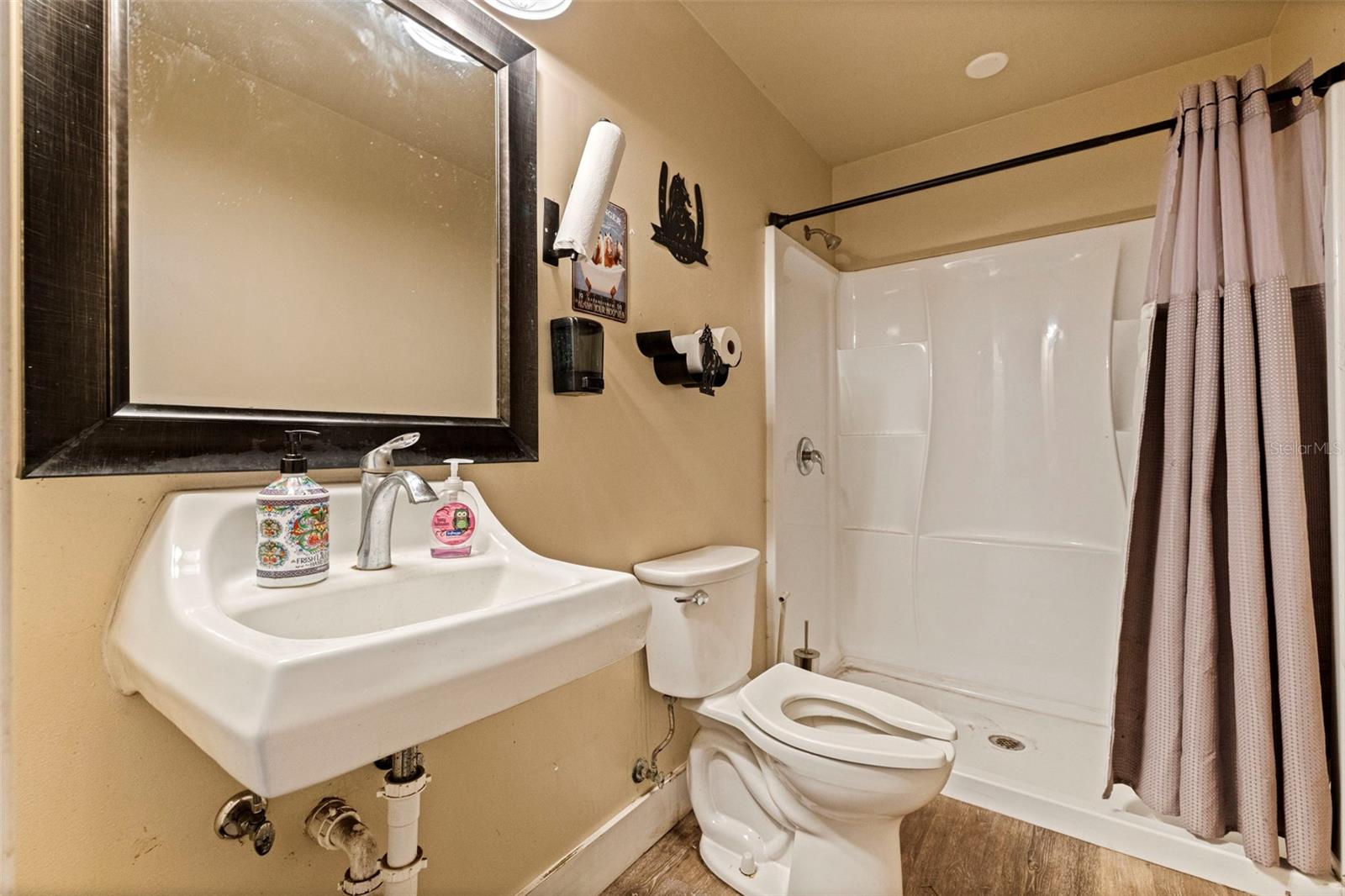 Listing photo id 95 for 8701 64th Street